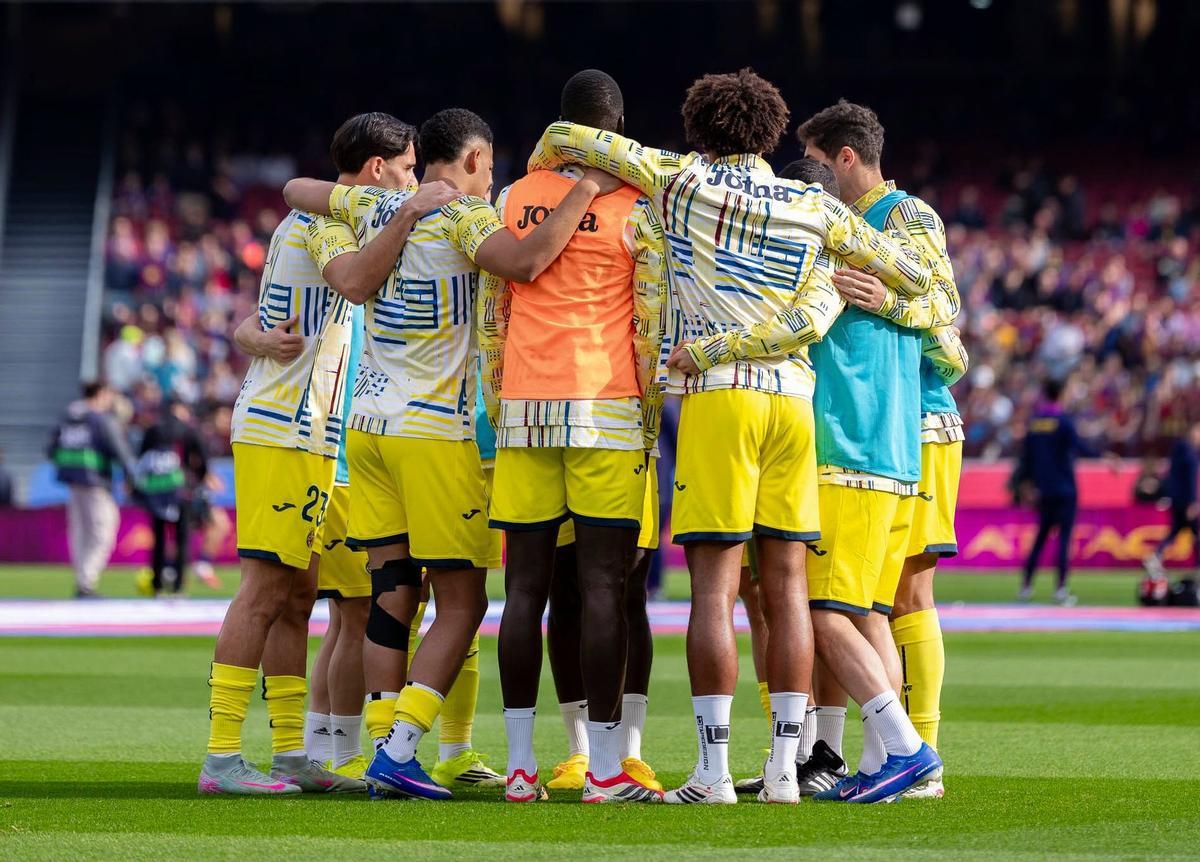Los jugadores del Villarreal, durante el calentamiento en el Spotify Camp Nou.