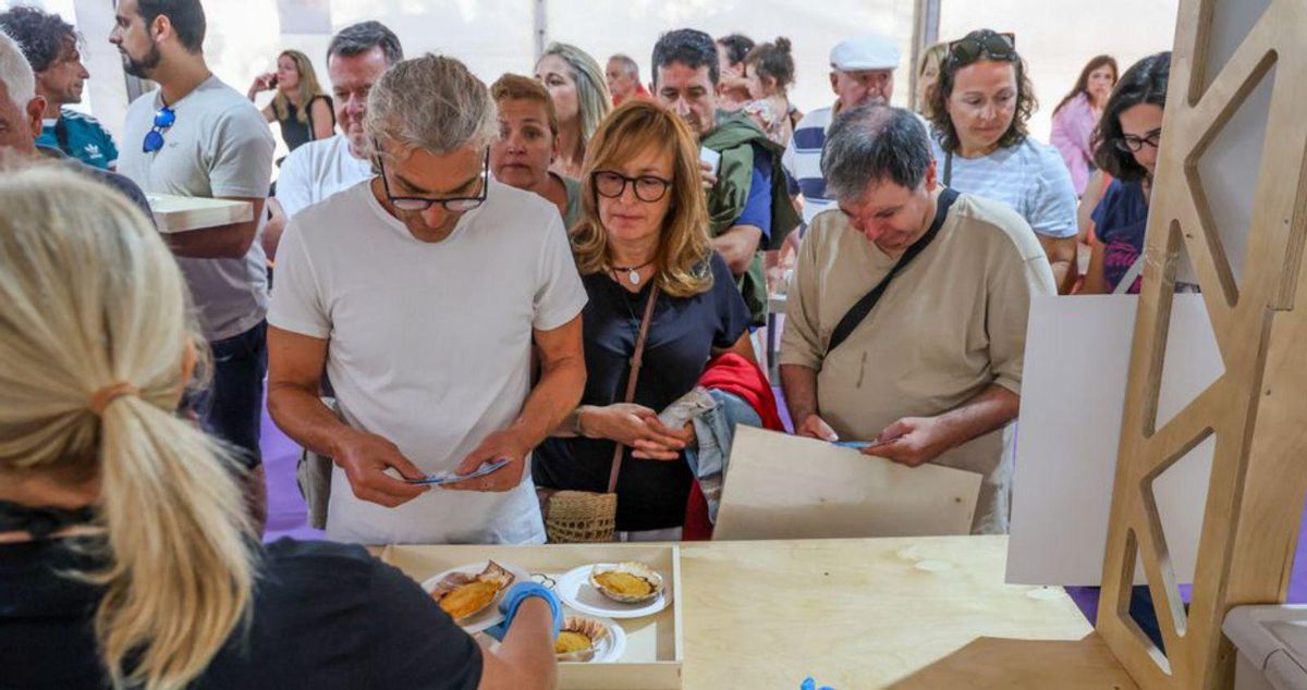 Un grupo en la carpa de degustación. | Iñaki Abella