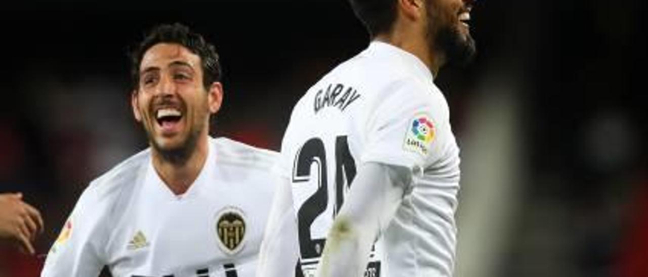 Parejo y Garay celebran el segundo gol del Valencia CF.