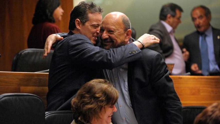 Francisco González recibe el abrazo del ex regidor de Tineo Marcelino Marcos Líndez, el pasado viernes, en la Junta.