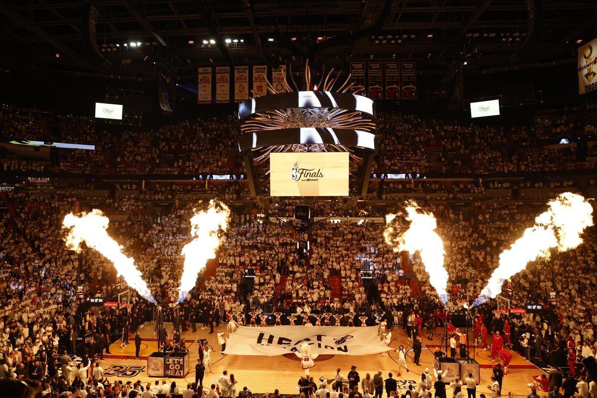 Presentaciones previas al tercer partido de las Finales NBA entre Denver Nuggets y Miami Heat, en Miami, Florida (EE.UU.), este 7 de junio de 2023. EFE/EPA/Rhona Wise Presentaciones previas al tercer partido de las Finales NBA entre Denver Nuggets y Miami Heat, en Miami, Florida (EE.UU.), este 7 de junio de 2023. EFE/EPA/Rhona Wise