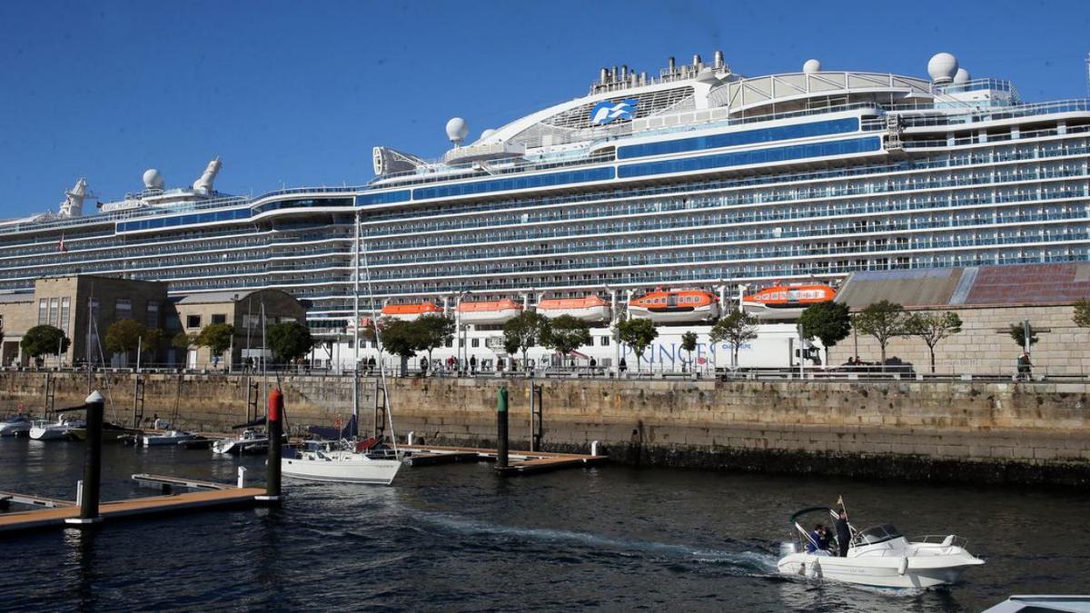 El “Regal Princess”, este domingo en el muelle vigués.