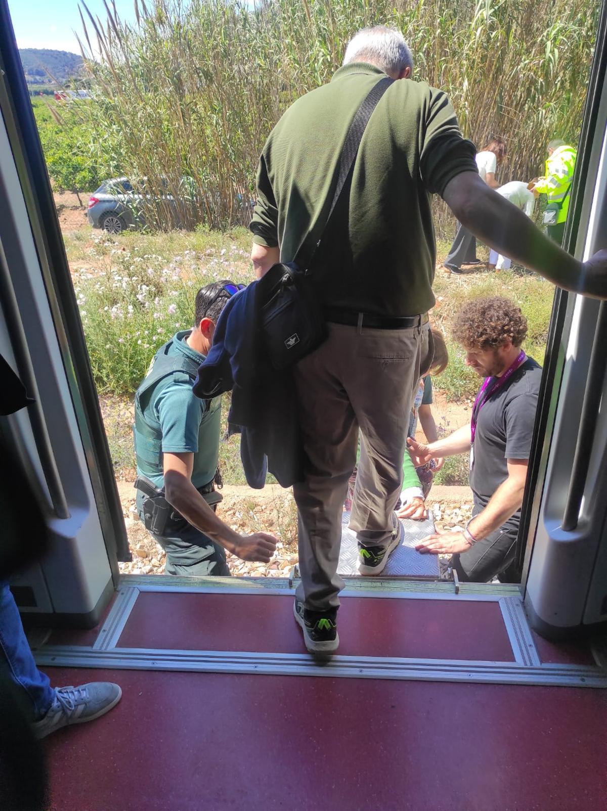 Uno de los pasajeros, bajando.