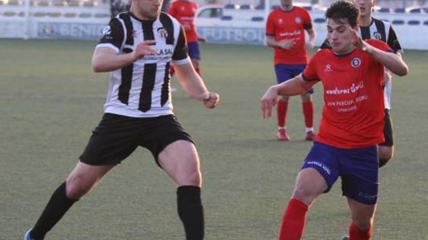 El local Carlos González, en la jugada del penalti.