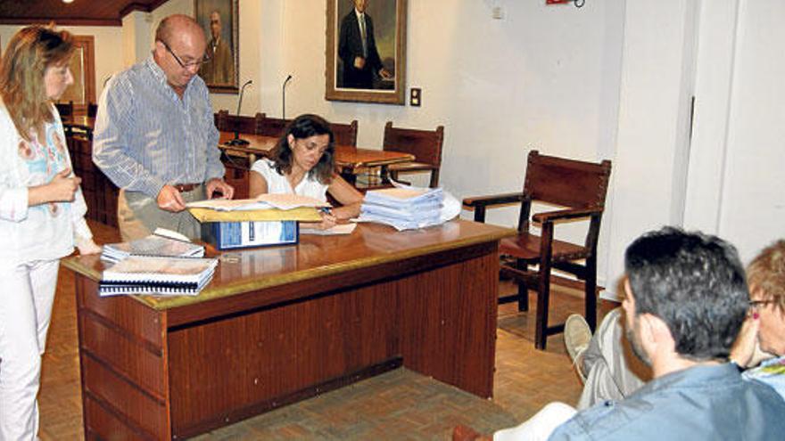 Una imagen del día en el que se abrían las plicas del concurso, en el ayuntamiento de Inca.