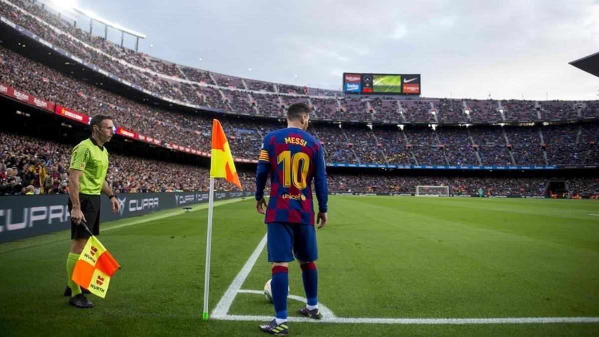 Messi, preparado para lanzar un córner ante el Alavés en el Camp Nou.