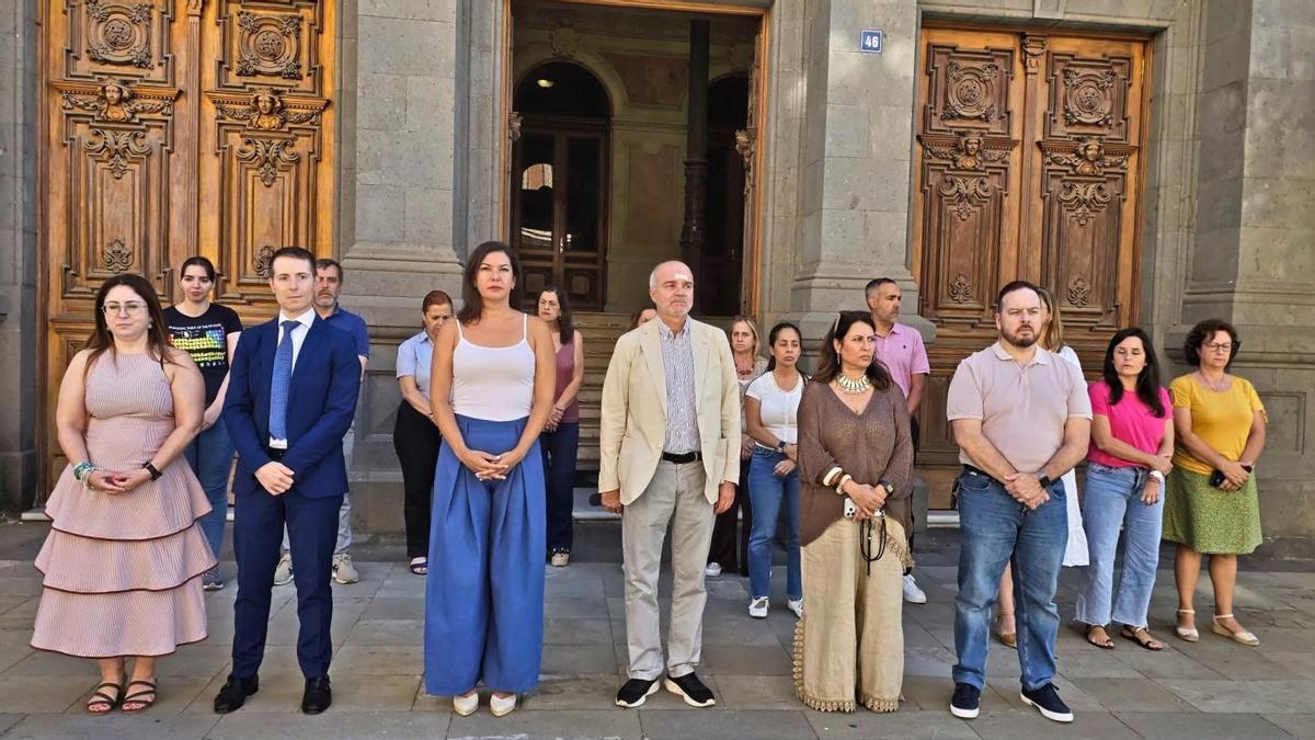Minuto de silencio a las puertas del ayuntamiento.