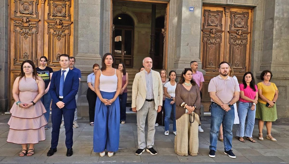 Minuto de silencio a las puertas del ayuntamiento.