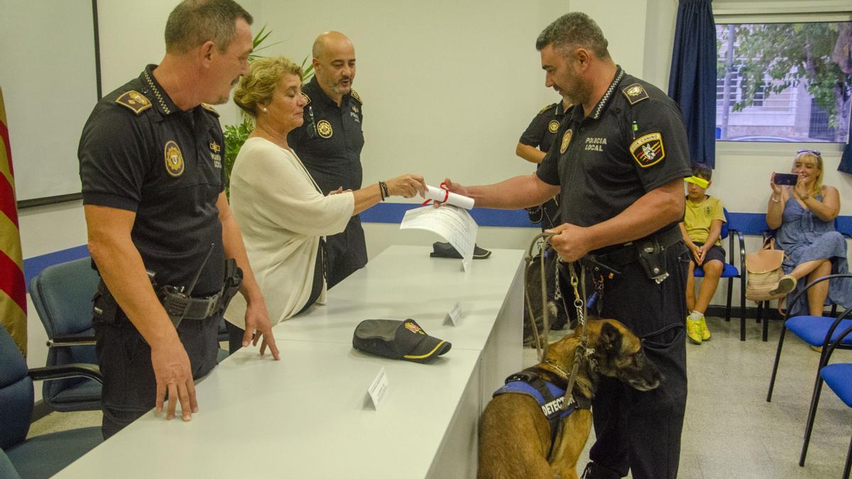 Entrega de los diplomas a los agentes de la Policía Local de Santa Pola que han participado en el curso de manejo de perros