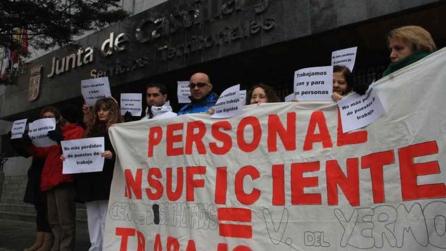 Los trabajadores del Virgen del Yermo protestan ante la Junta