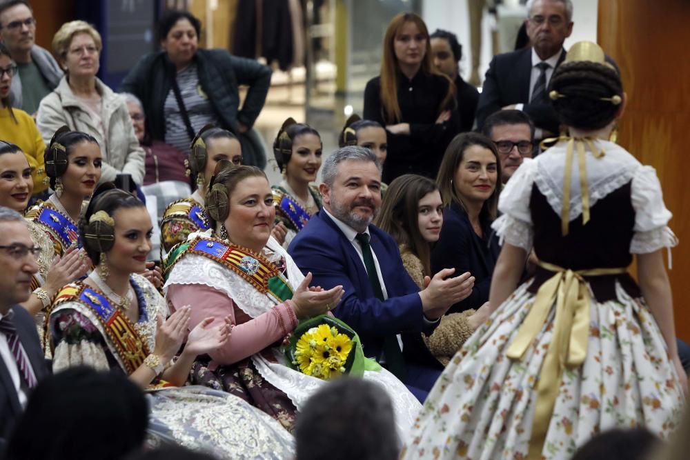 Desfile benéfico de indumentaria valenciana de Albaes en Nuevo Centro