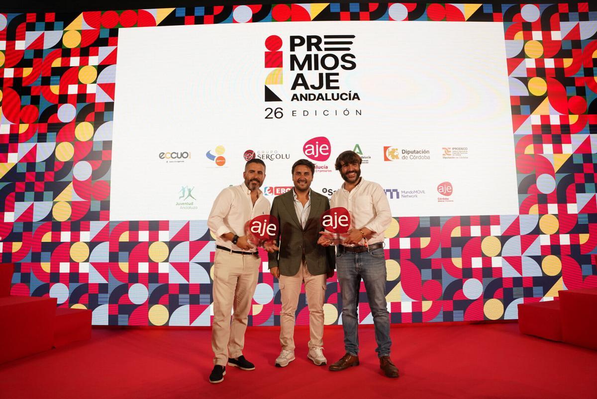 Los ganadores de los premios AJE 2026 junto al presidente de AJE Andalucía