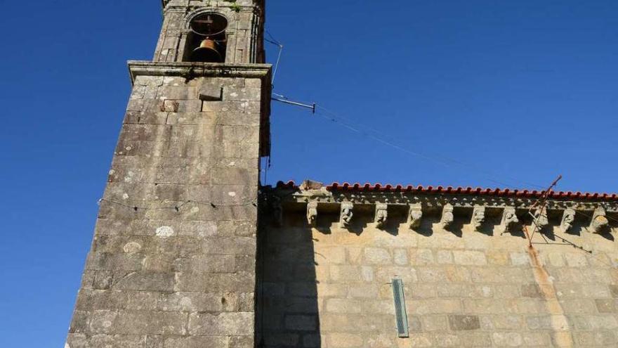 Pieza de piedra que se cayó del campanario de San Martiño y permanece sobre el tejado. // G.N.