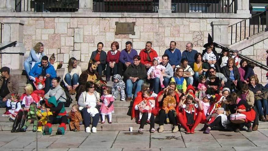 Niños y familiares en la plaza Manuel Uría.