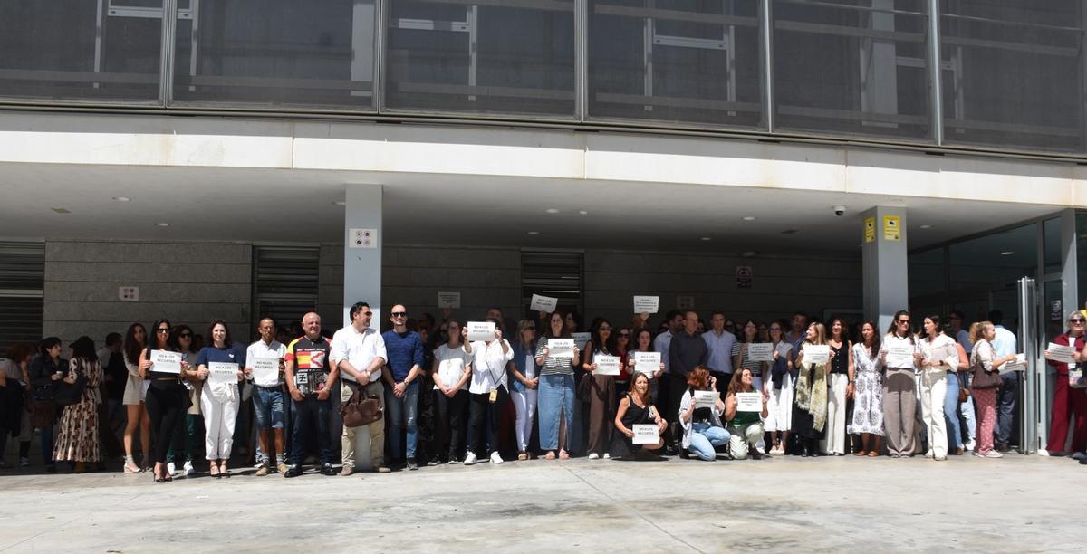 Concentración de más de 150 trabajdores de la Justicia de Ibiza por el despido de un informático.