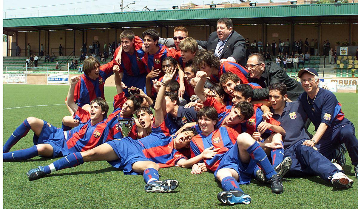 gerard pique - leo messi - cesc fabregas. barçacadete. copa catalunya cadete 2002/2003 campeon - celebraciones - entrega trofeo. euforia plantilla trofeo. municipal via ferrea