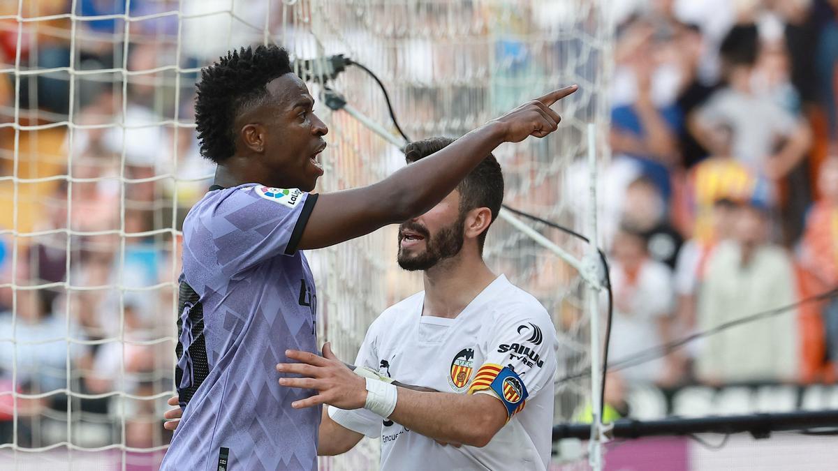 Vinicius señala al aficionado que le profirió insultos racistas en Mestalla durante el Valencia-Madrid.