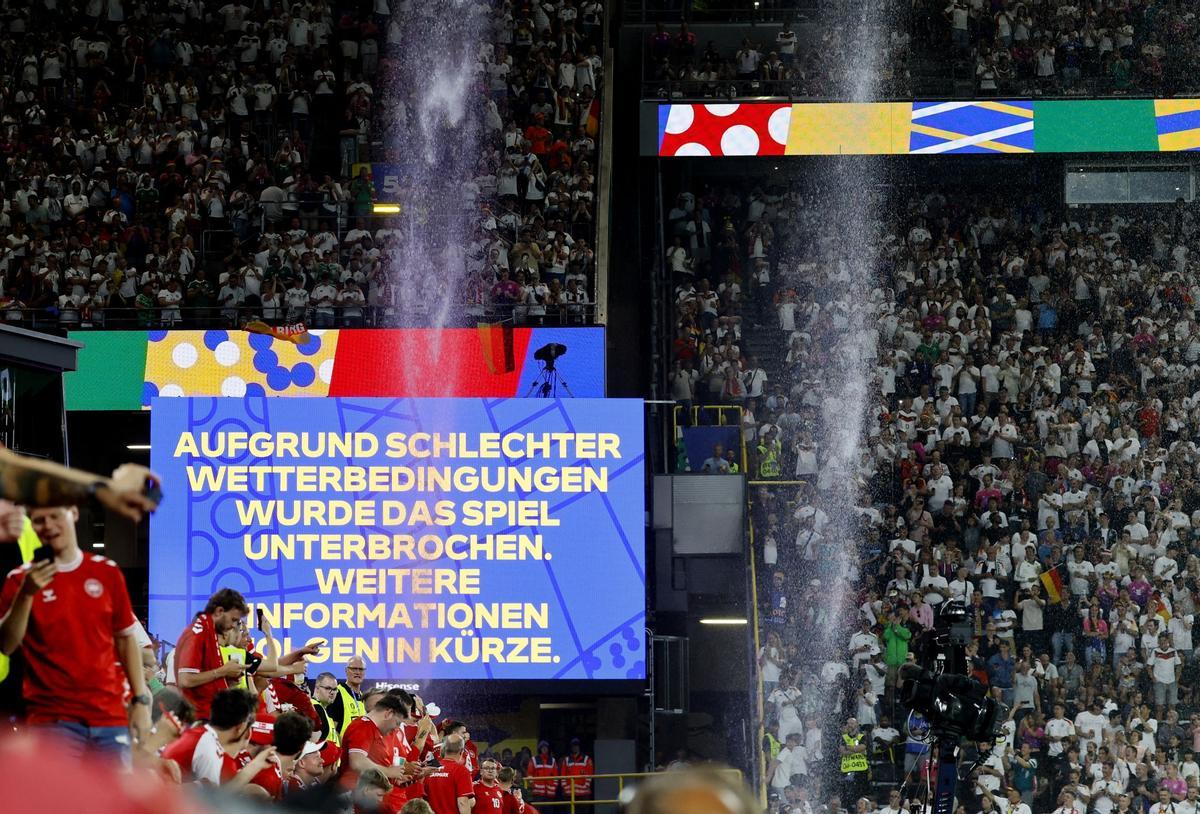 Una fuerte lluvia cae sobre el estadio BVB en Dortmund durante el partido de octavos de final de la Eurocopa 2024 entre Alemania y Dinamarca. El partido ha sido suspendido durante un rato