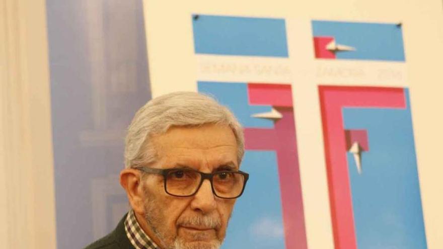 Tomás Crespo Rivera junto al cartel de la Semana Santa 2016 de Zamora.
