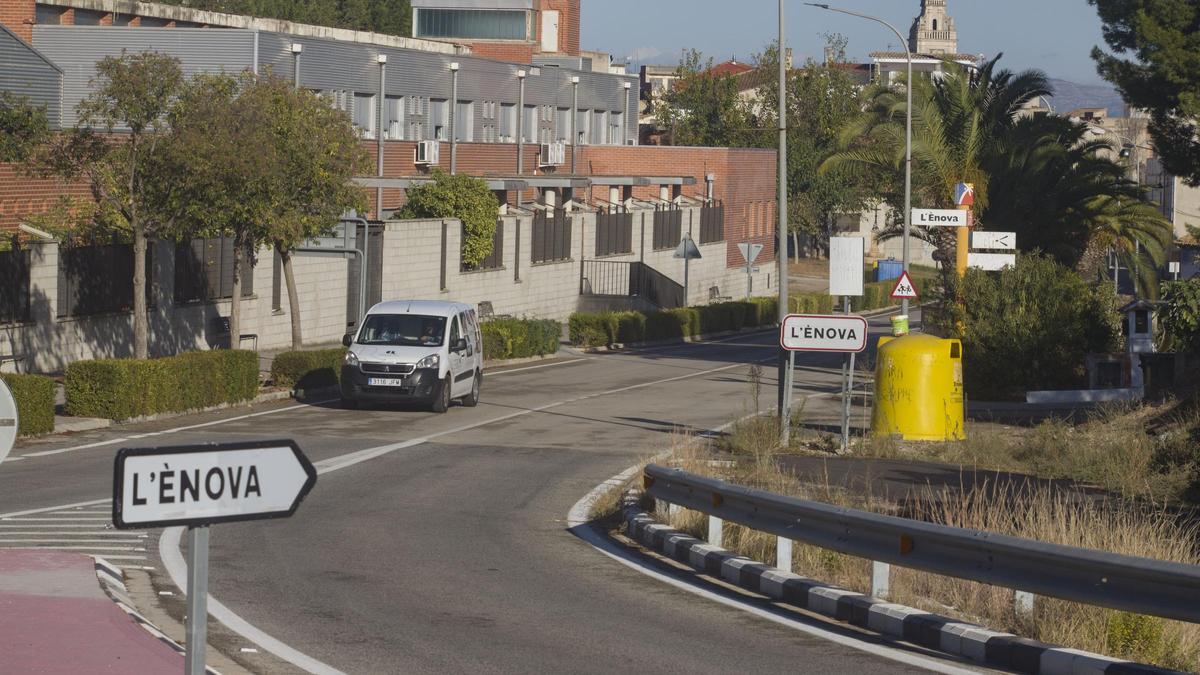 Señales de acceso al municipio con el nombre con el acento abierto en valenciano que ahora cambia.