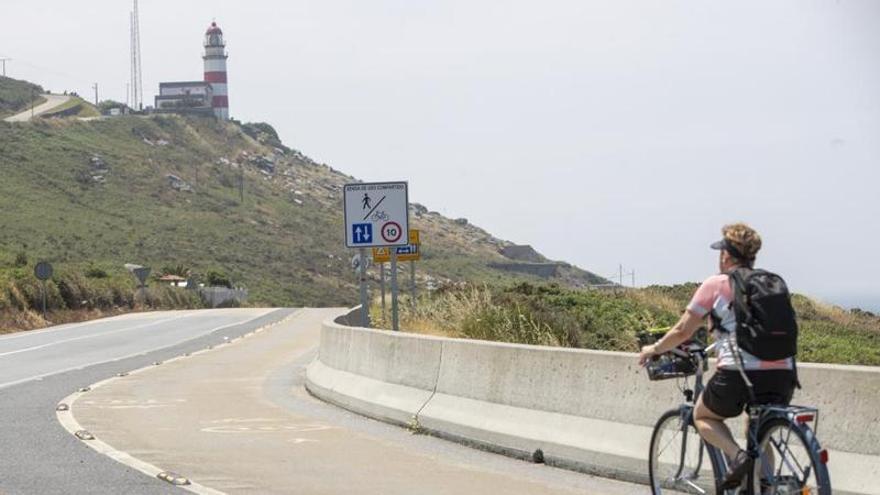 Atropella a una ciclista con el patinete en el carril bici de Baiona y huye