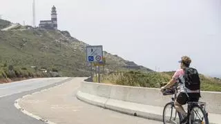 Atropella a una ciclista con el patinete en el carril bici de Baiona y huye