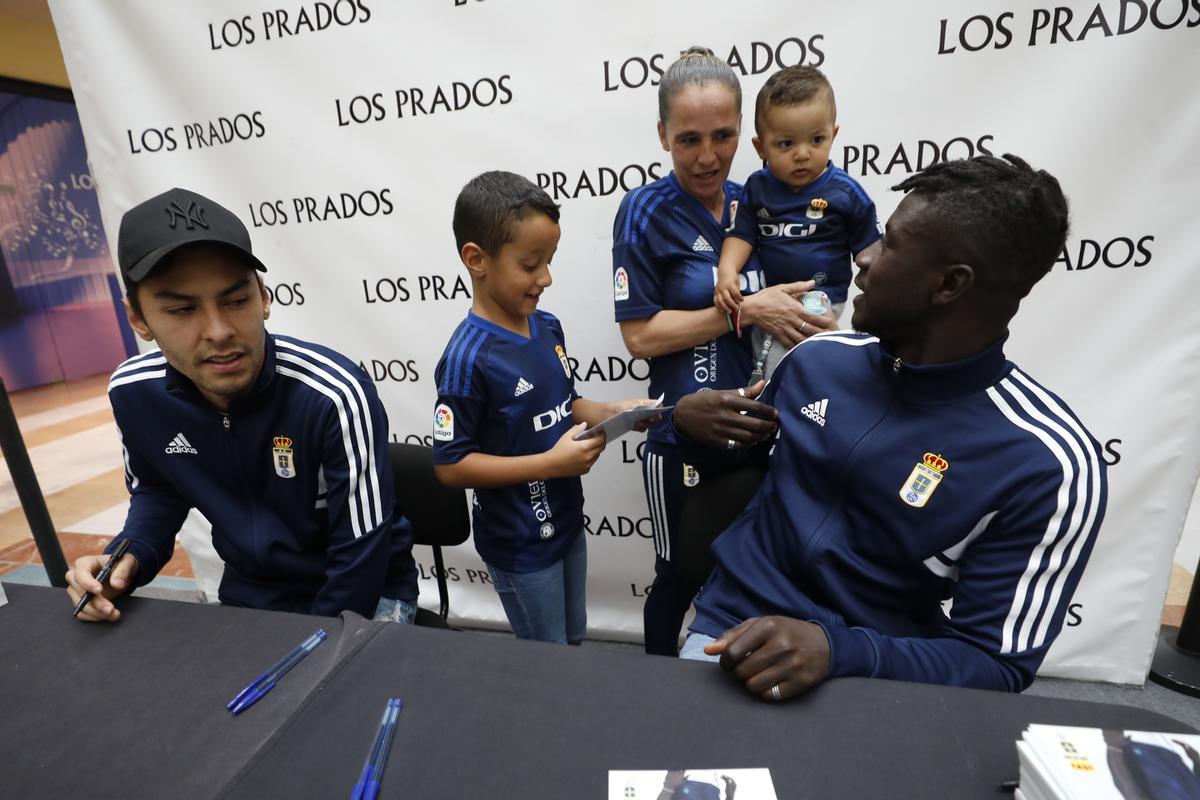 Firma de autógrafos de Aceves y Obeng, jugadores del Oviedo.