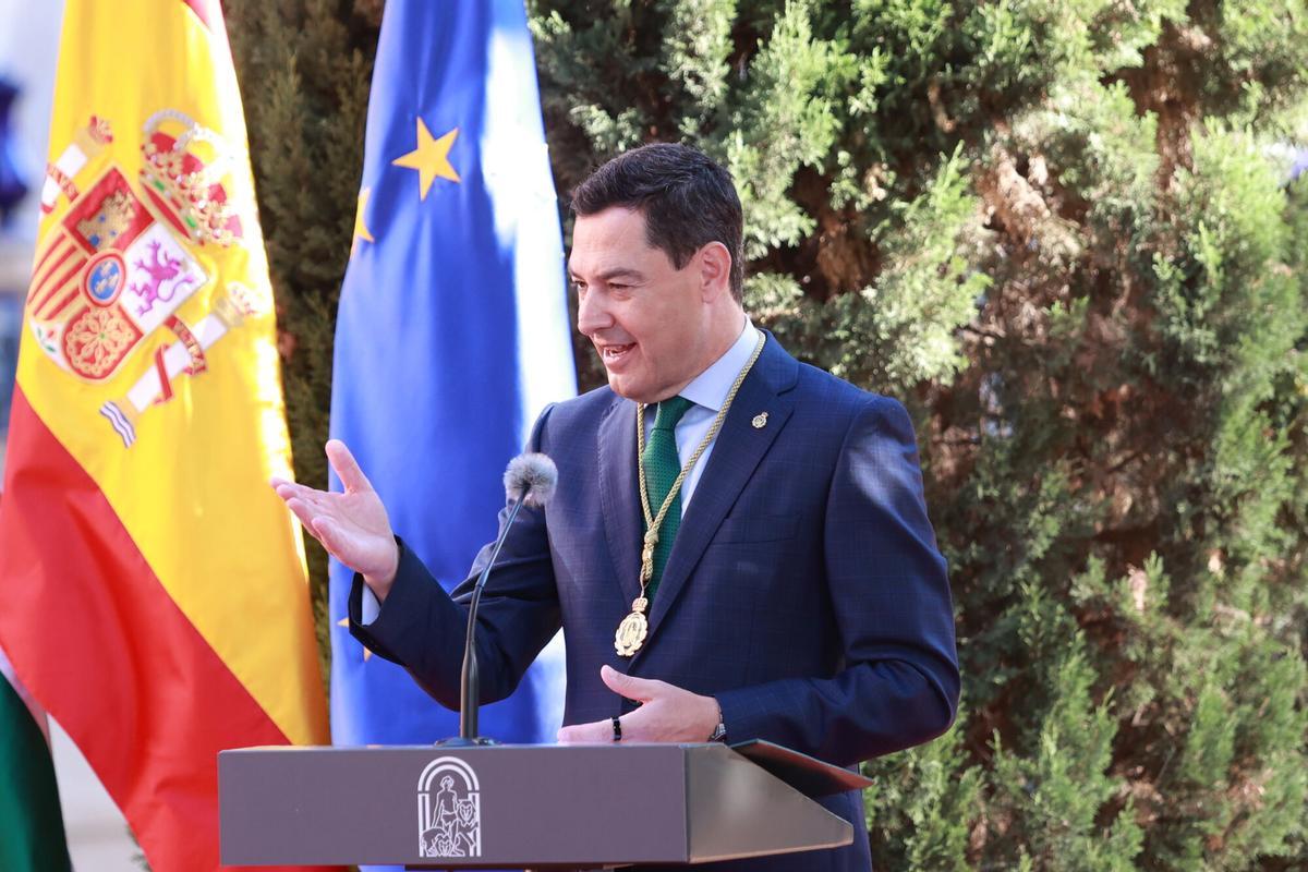 El presidente de la Junta de Andalucía, Juanma Moreno, durante el acto de toma de posesión de su cargo. A 5 de julio de 2026 en Sevilla (Andalucía, España). El recién investido presidente de la Junta de Andalucía para la XIII legislatura, Juanma Moreno, toma posesión de su cargo tras ser elegido el jueves, en segunda votación del Parlamento andaluz, con el respaldo de los 53 diputados del PP-A y los 15 de Vox, formación con la que previamente suscribió un 'Acuerdo de Gobierno y Estabilidad para Andalucía'. 05 JULIO 2026 Rocío Ruz / Europa Press 05/07/2026. Juanma Moreno;Jesús Aguirre;Rocío Ruz