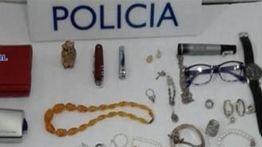 Entran a robar en una casa en Dénia y se delatan al olvidar el cartel que usaban para mendigar