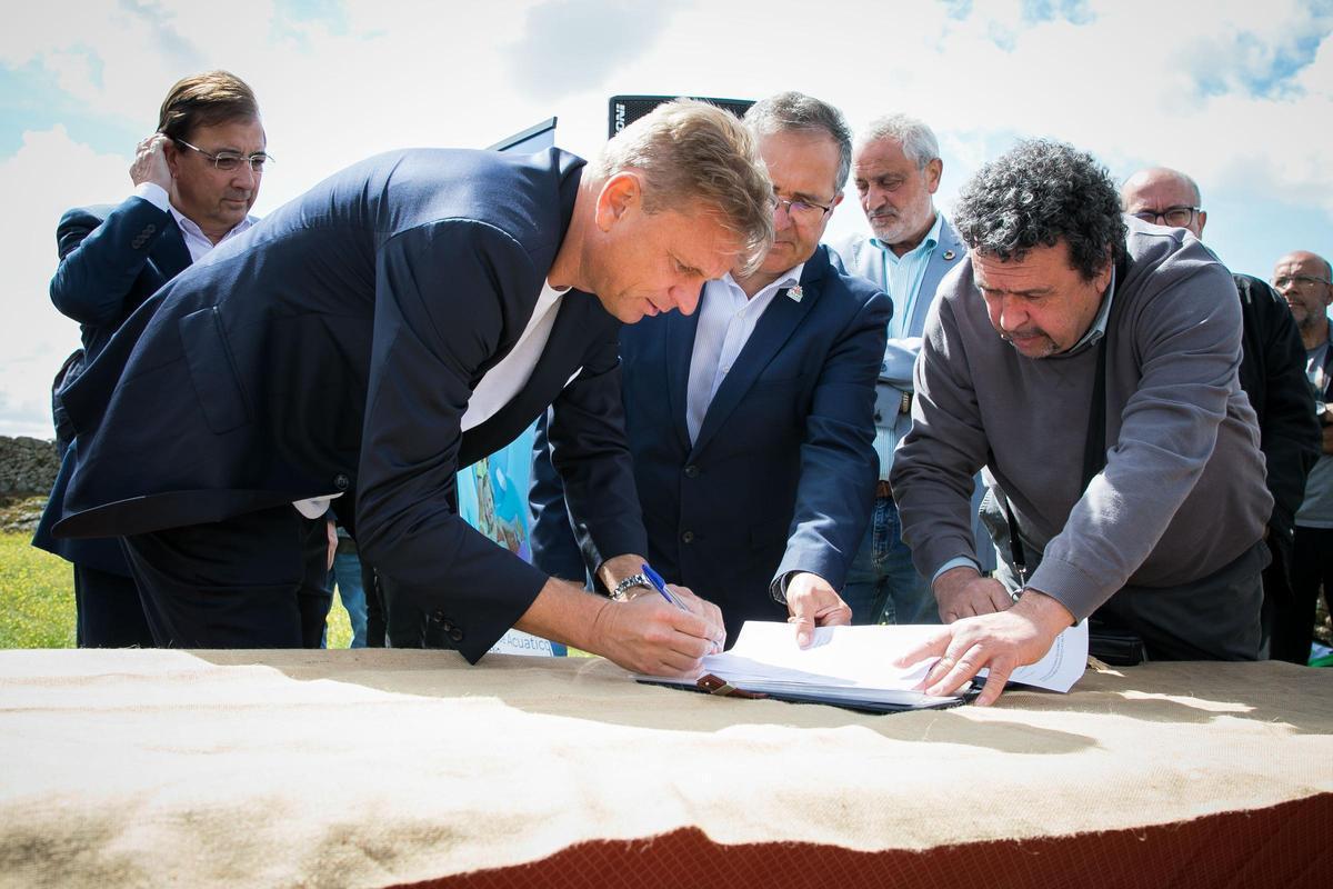 Donald Huijsen, durante el acto de la colocación de la primera piedra del parque acuático de Casar de Cáceres, en 2023.