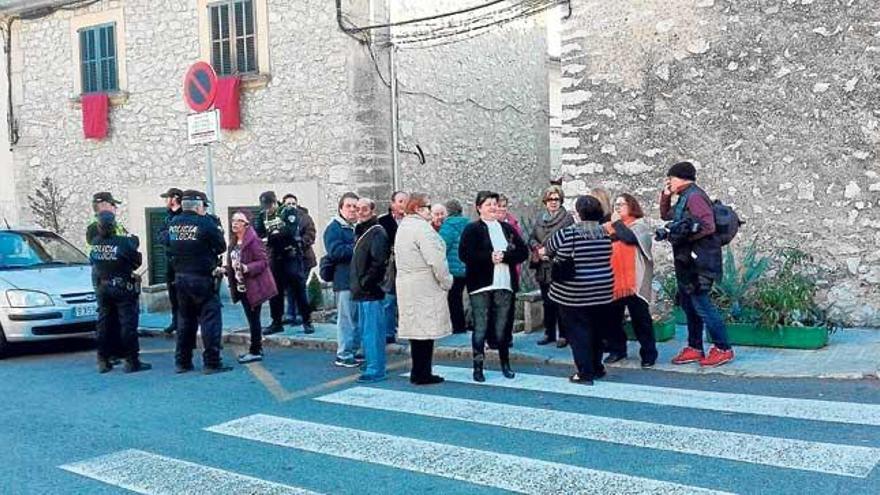 Reunión de vecinos momentos antes de la procesión.