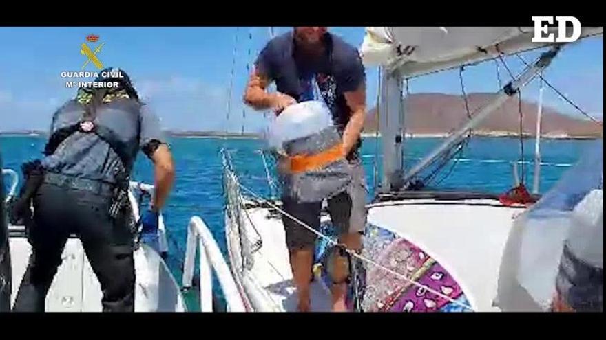 La Guardia Civil provee de víveres a dos jóvenes fondeados en un velero en Canarias