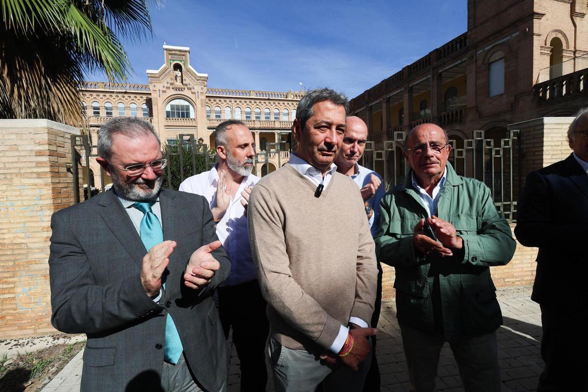 Vicente Barrera, en el centro, flanqueado por Flores Juberías y Gil Lázaro.