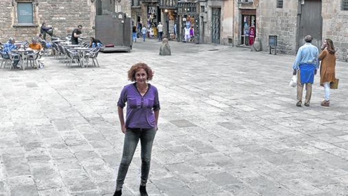 La actriz de Calafell Annabel Totusaus, en la plaza del Rei, en el Barri Gòtic.