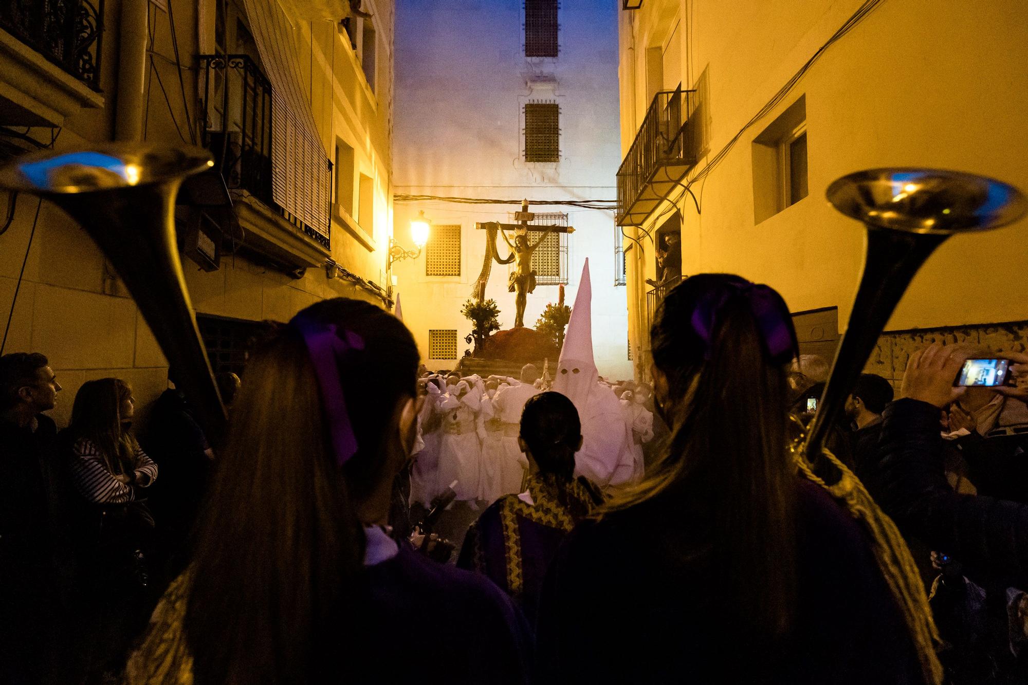 La hermandad del Santísimo Cristo del Mar, Nuestra Señora de los Dolores Coronada y San Juan de la Palma ha salido a media tarde de su sede en la basílica de Santa María de Alicante.