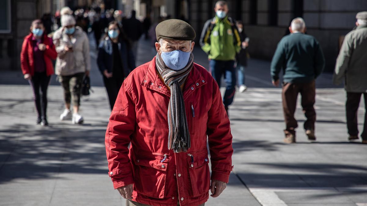 Zamoranos pasean con sus mascarillas por la ciudad.