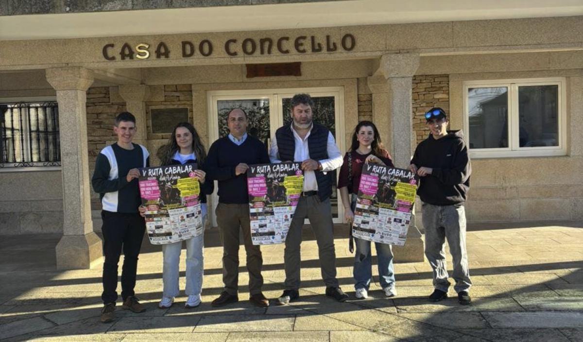 Miembros del gobierno local y de la organización.  |
