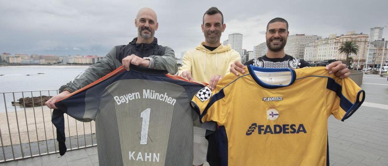 Dani Mallo, con la camiseta de Oliver Kahn, junto a Antonio y Javi, con la elástica dorada del triunfo de 2002 en Múnich. |  // CASTELEIRO / ROLLER AGENCIA