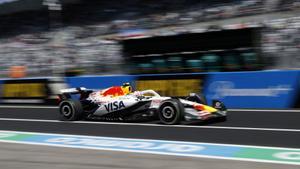 Suzuka (Japan), 04/04/2025.- RB driver Liam Lawson of New Zealand drives through the pitlane during the first practice session for the 2025 Formula 1 Japanese Grand Prix at the Suzuka Circuit, Suzuka, Japan, 04 April 2025. The Formula One Japanese Grand Prix takes place on 06 April 2025. (Fórmula Uno, Japón, Nueva Zelanda) EFE/EPA/FRANCK ROBICHON
