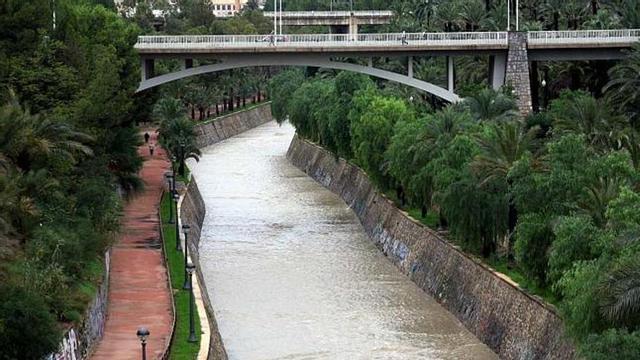 Estampa que ofrecía ayer el río Vinalopó a su paso por el casco urbano de Elche