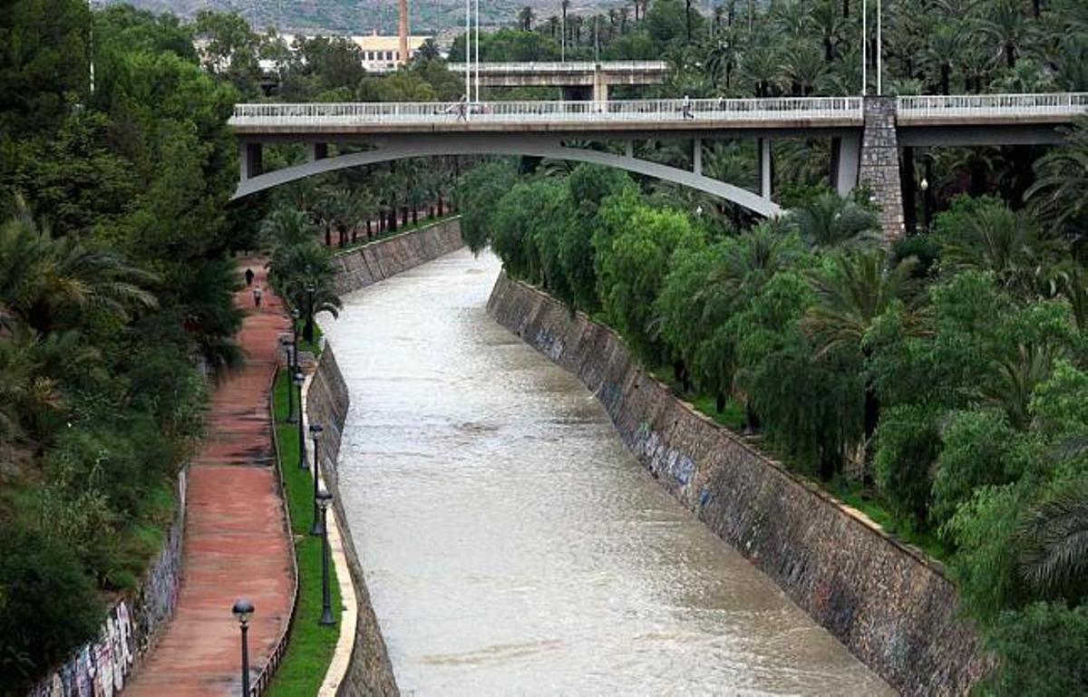 Estampa que ofrecía ayer el río Vinalopó a su paso por el casco urbano de Elche