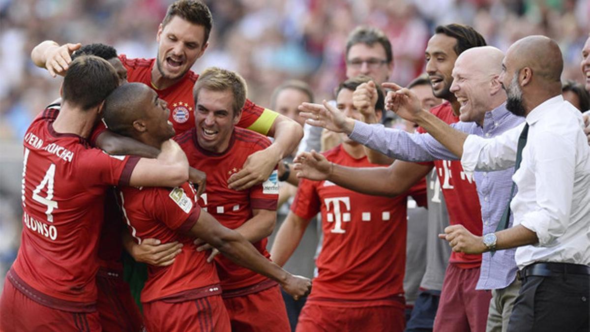 Los jugadores del Bayern celebran el gol de Lewandowski