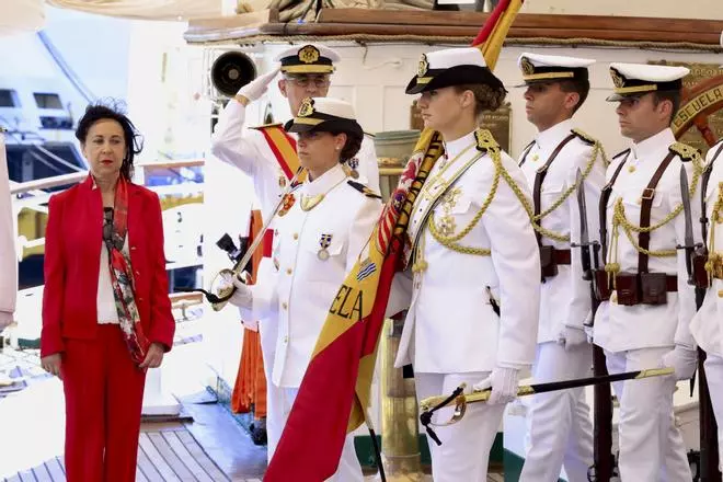 Las imágenes de la princesa Leonor, abanderada en el acto de jura en el buque Elcano