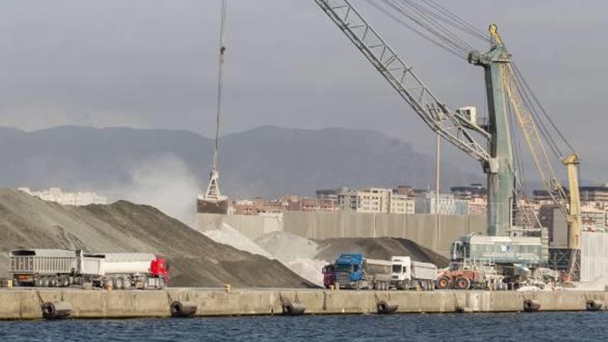 Imagen de una descarga de graneles en el Puerto de Alicante.