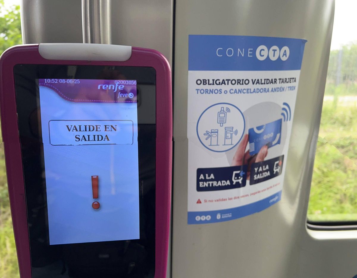 Validador de los billetes, en uno de los trenes de la línea Gijón-Laviana.