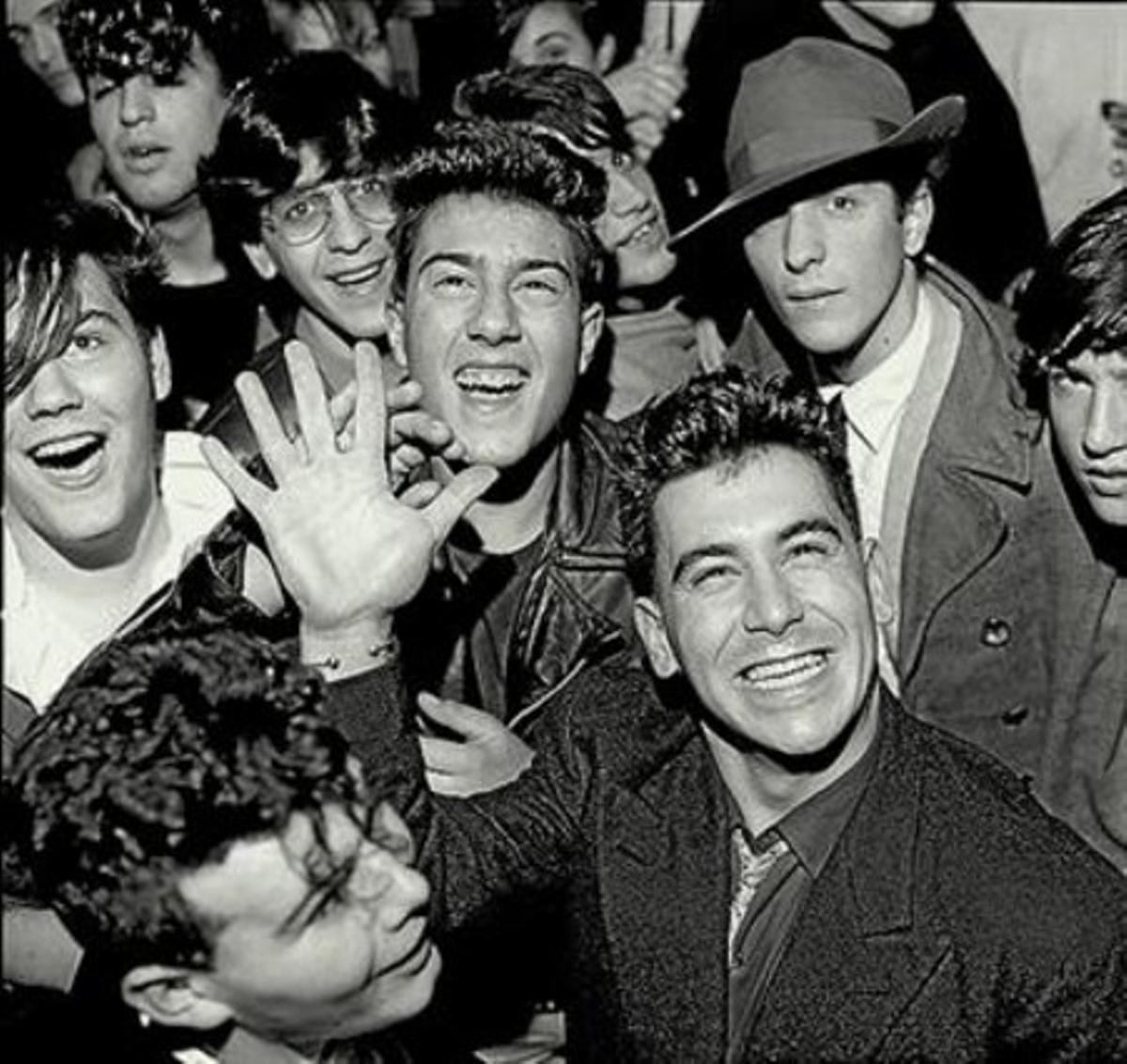 A dalt, Arata Isozaki, davant del Sant Jordi, i Pasqual Maragall. A sota, Loquillo i un grup de gent a la sala Metro. A dalt, Arata Isozaki, davant del Sant Jordi, i Pasqual Maragall. A sota, Loquillo i un grup de gent a la sala Metro.