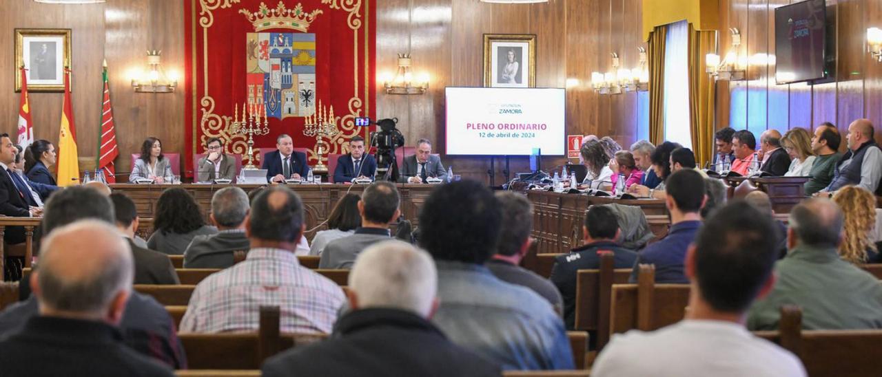 De espaldas, los agricultores del Órbigo-Eria atienden a la sesión del Pleno de la Diputación. | Miguel Ángel Lorenzo