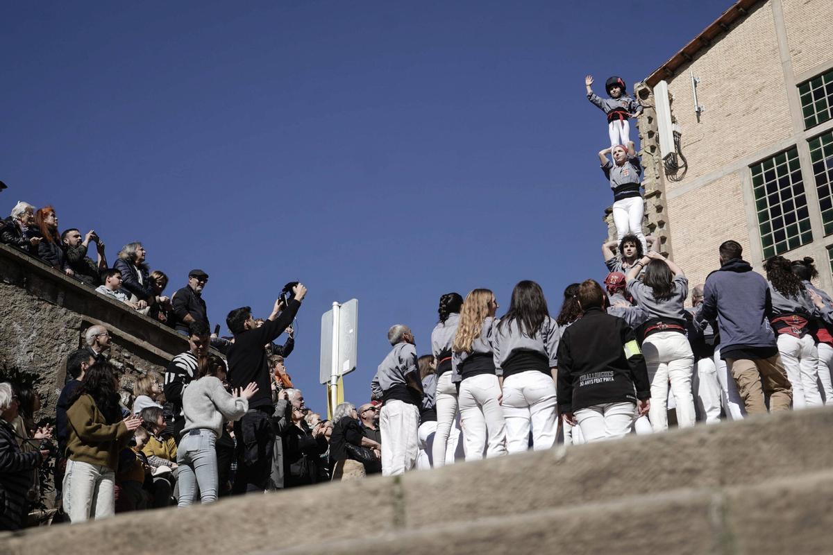 La pujada i baixada del pilar de quatre dels Tirallongues a Manresa
