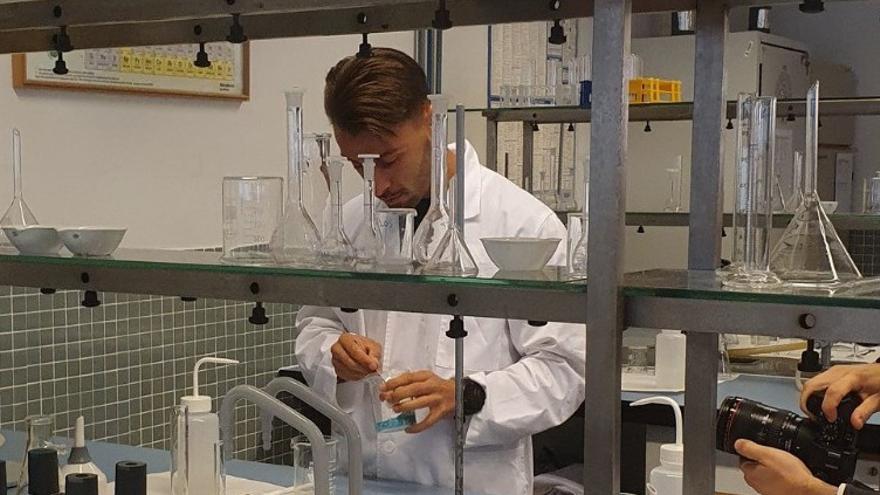 Kevin, en el laboratorio de Químicas, mientras graban una de sus prácticas en el campus de Vigo.