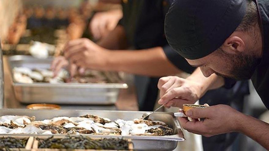 Preparación de la mítica ostra de Lío con caviar.